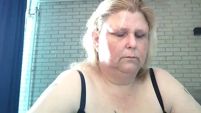 Snapshot of Sylviastar46 chatting on 04.20.26 Sylviastar46 online show from 04.20.26