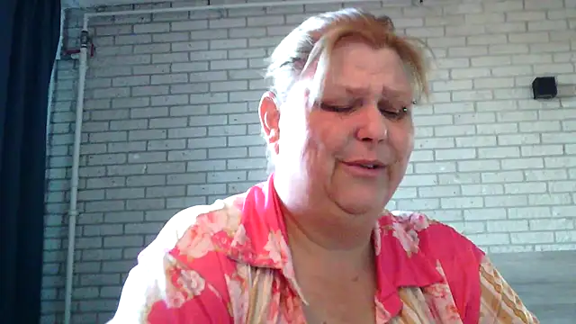 Snapshot of Sylviastar46 chatting on 04.24.26 Sylviastar46 online show from 04.24.26