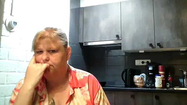 Snapshot of Sylviastar46 chatting on 04.29.26 Sylviastar46 online show from 04.29.26