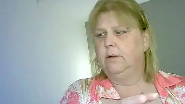Snapshot of Sylviastar46 chatting on 05.15.26 Sylviastar46 online show from 05.15.26