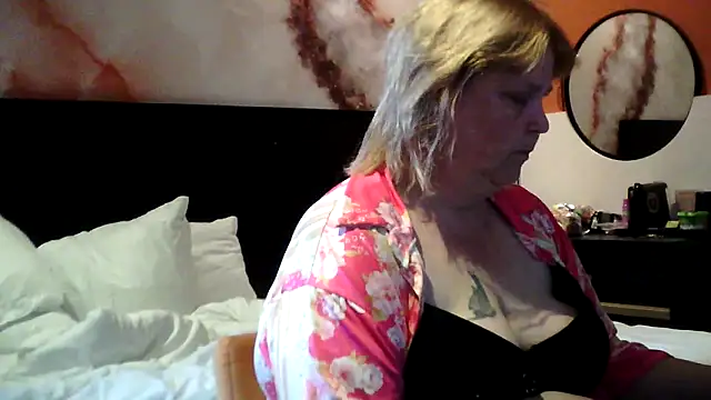Snapshot of Sylviastar46 chatting on 05.17.26 Sylviastar46 online show from 05.17.26