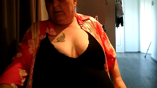 Snapshot of Sylviastar46 chatting on 06.04.26 Sylviastar46 online show from 06.04.26