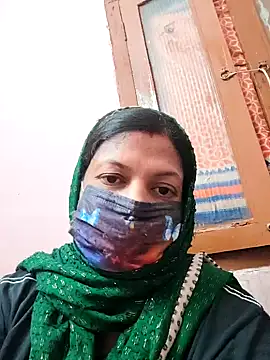 Snapshot of pujapujarrrr chatting on 10.29.25 pujapujarrrr online show from 10.29.25