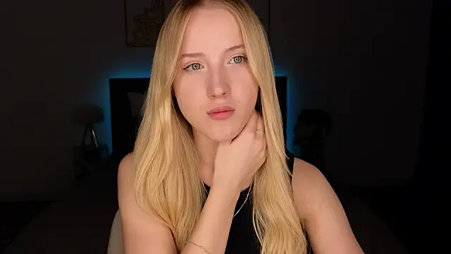 Snapshot of adele_armass chatting on 06.18.26 adele armass online show from 06.18.26