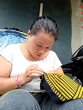 Snapshot of mai-mai22 chatting on 10.31.25 mai-mai22 online show from 10.31.25