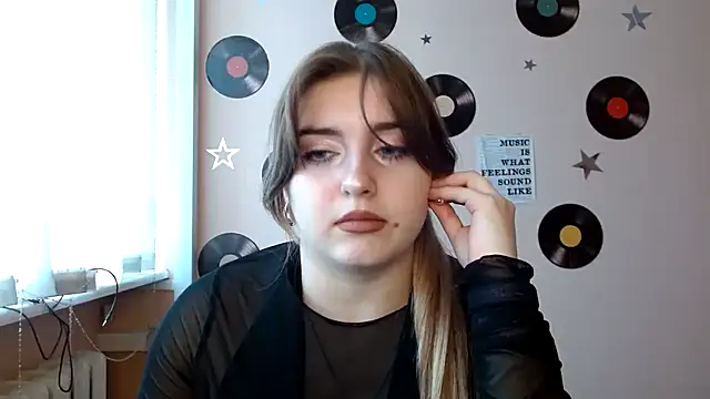 Snapshot of Dance__Queen chatting on 11.04.25 Dance Queen online show from 11.04.25