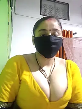 Snapshot of Hot_dolls chatting on 10.30.25 Hot dolls online show from 10.30.25