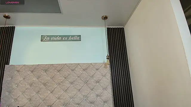 Liia Leens online show from 11.22.25