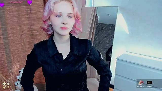 Snapshot of LorenzaGrill chatting on 11.03.25 LorenzaGrill online show from 11.03.25