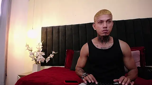 Snapshot of roy_connor chatting on 11.05.25 roy connor online show from 11.05.25