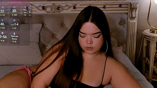 NaomiAster online show from 11.04.25