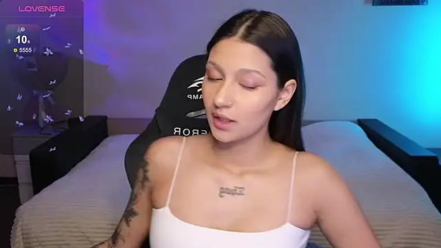 Snapshot of Nikol_Goldysss chatting on 11.08.25 Nikol Goldysss online show from 11.08.25