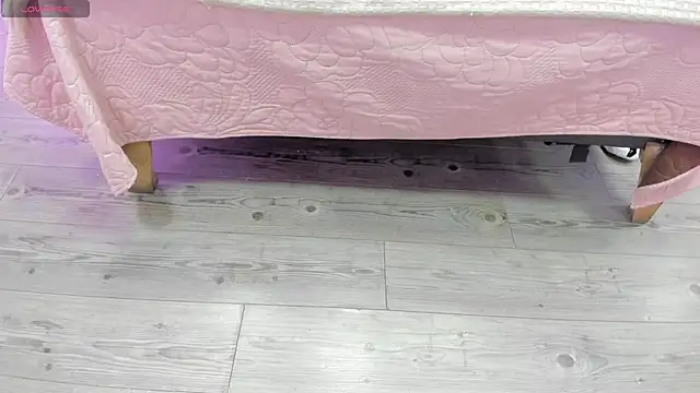 Snapshot of kendra_london chatting on 11.24.25 kendra london online show from 11.24.25