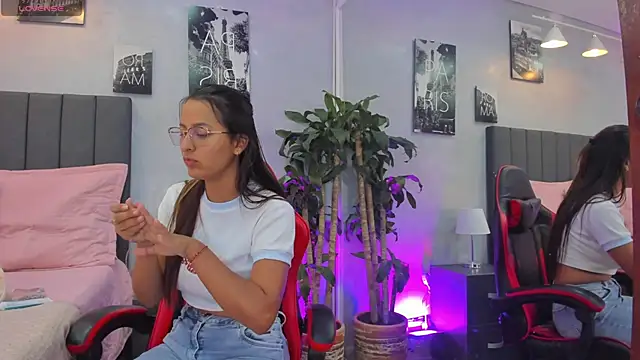 Snapshot of kendra_london chatting on 11.25.25 kendra london online show from 11.25.25