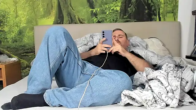 Snapshot of chubbydaddybear82 chatting on 11.17.25 chubbydaddybear82 online show from 11.17.25