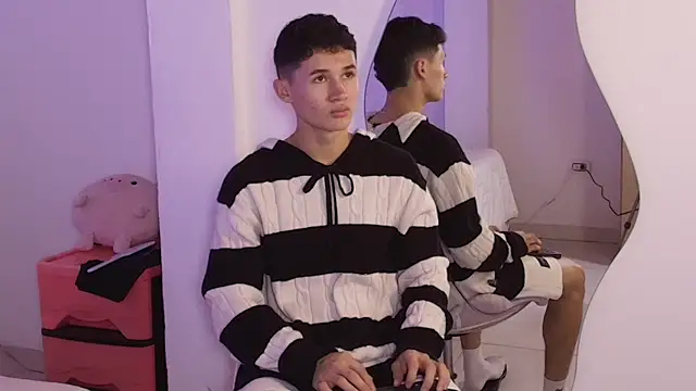 Snapshot of Eiden_Blake chatting on 11.29.25 Eiden Blake online show from 11.29.25