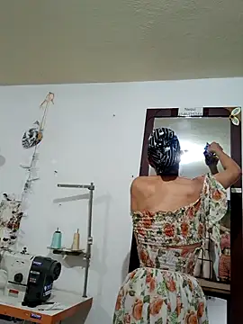 Snapshot of PaulinaLondra2 chatting on 11.10.25 PaulinaLondra2 online show from 11.10.25