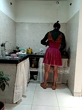 Snapshot of PaulinaLondra2 chatting on 11.12.25 PaulinaLondra2 online show from 11.12.25