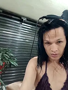 Snapshot of PaulinaLondra2 chatting on 11.18.25 PaulinaLondra2 online show from 11.18.25