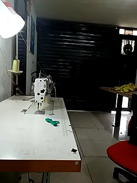 Snapshot of PaulinaLondra2 chatting on 11.21.25 PaulinaLondra2 online show from 11.21.25