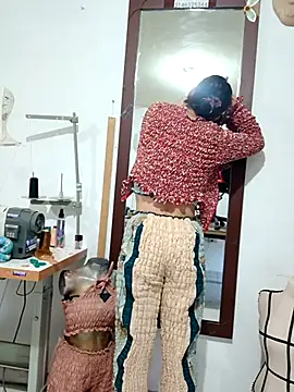 Snapshot of PaulinaLondra2 chatting on 12.01.25 PaulinaLondra2 online show from 12.01.25