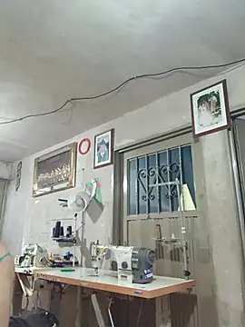 Snapshot of PaulinaLondra2 chatting on 12.17.25 PaulinaLondra2 online show from 12.17.25