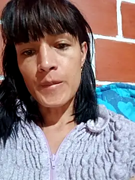 Snapshot of PaulinaLondra2 chatting on 12.20.25 PaulinaLondra2 online show from 12.20.25