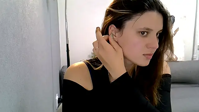 KiraHoney online show from 11.29.25