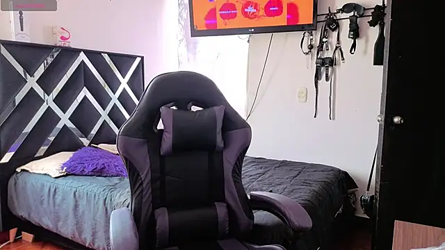 Zooee 01 online show from 12.04.25