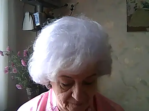 Snapshot of ValeriaKroww chatting on 11.12.25 ValeriaKroww online show from 11.12.25