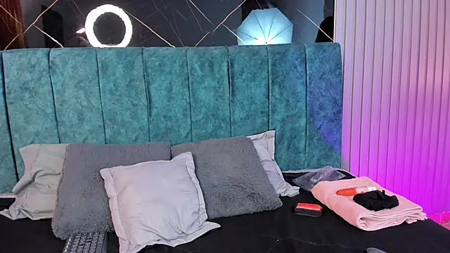 Bella Riverss online show from 11.22.25