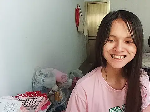 Snapshot of RebelAura chatting on 06.17.26 RebelAura online show from 06.17.26
