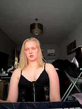 Snapshot of hotgoodgirll chatting on 11.18.25 hotgoodgirll online show from 11.18.25