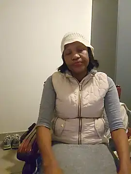 Snapshot of Mommy_Sienna chatting on 05.12.26 Mommy Sienna online show from 05.12.26
