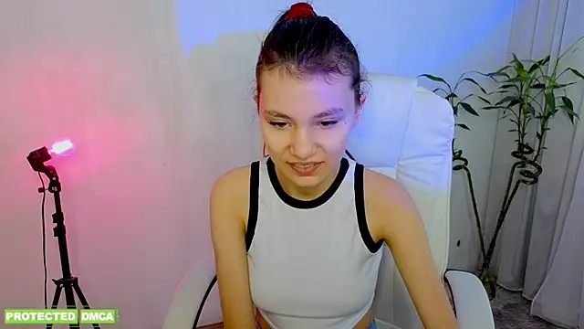 Little  Lunaa online show from 02.25.26