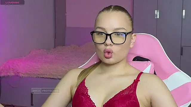 Snapshot of Lunar_Flare chatting on 11.10.25 Lunar Flare online show from 11.10.25