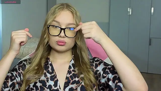 Snapshot of Lunar_Flare chatting on 11.11.25 Lunar Flare online show from 11.11.25