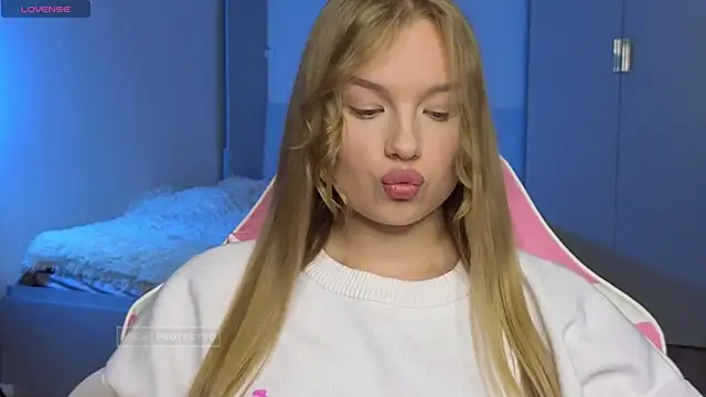 Snapshot of Lunar_Flare chatting on 11.12.25 Lunar Flare online show from 11.12.25