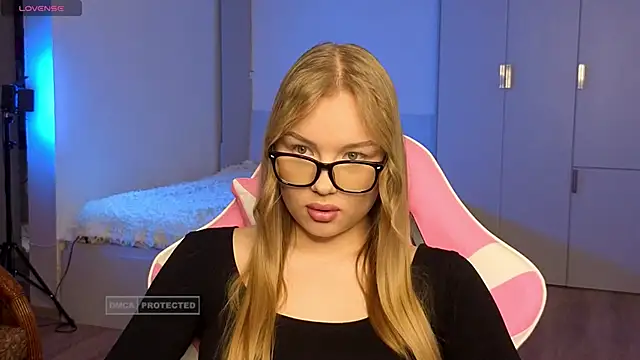 Snapshot of Lunar_Flare chatting on 11.13.25 Lunar Flare online show from 11.13.25