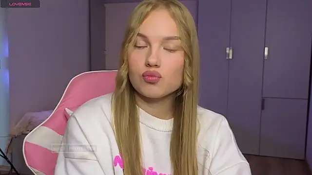 Snapshot of Lunar_Flare chatting on 11.14.25 Lunar Flare online show from 11.14.25