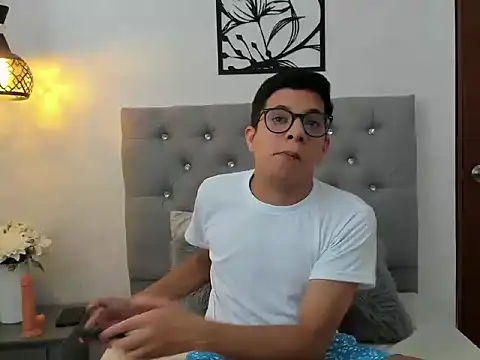 Snapshot of LucaDave_1 chatting on 11.07.25 LucaDave 1 online show from 11.07.25