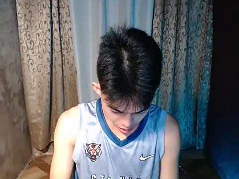 Snapshot of Urhotsilverboy chatting on 02.13.26 Urhotsilverboy online show from 02.13.26