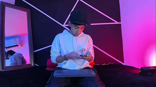 Snapshot of Austin_Santos_ chatting on 11.08.25 Austin Santos online show from 11.08.25