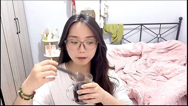 Snapshot of Hmm_0303 chatting on 04.25.26 Hmm 0303 online show from 04.25.26