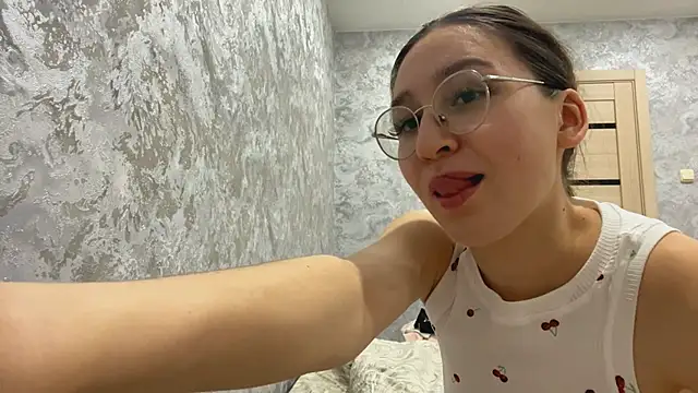 Snapshot of SofiYong chatting on 11.07.25 SofiYong online show from 11.07.25