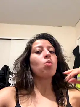 Snapshot of SaintNina chatting on 11.27.25 SaintNina online show from 11.27.25