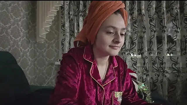 Snapshot of SweetLiaison chatting on 12.18.25 SweetLiaison online show from 12.18.25