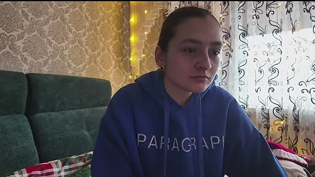 Snapshot of SweetLiaison chatting on 12.23.25 SweetLiaison online show from 12.23.25