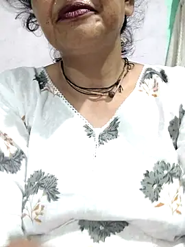 Snapshot of Piya_Bakshi chatting on 05.16.26 Piya Bakshi online show from 05.16.26