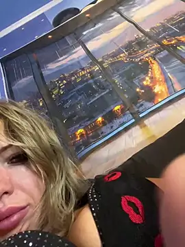 Snapshot of liongirl69 chatting on 11.25.25 liongirl69 online show from 11.25.25